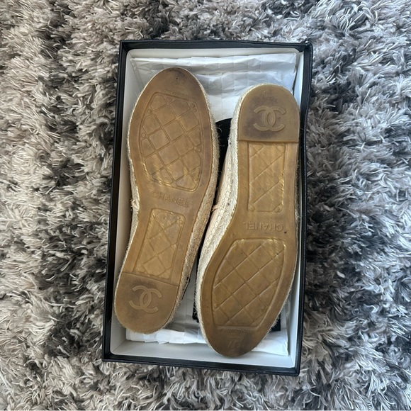CHANEL Quilted Espadrilles, size 37, cream and black with gold accent - Picture 6 of 9